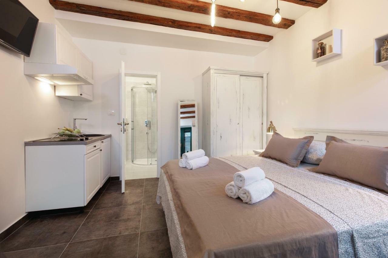 Studio Apartments Insula Split Bagian luar foto