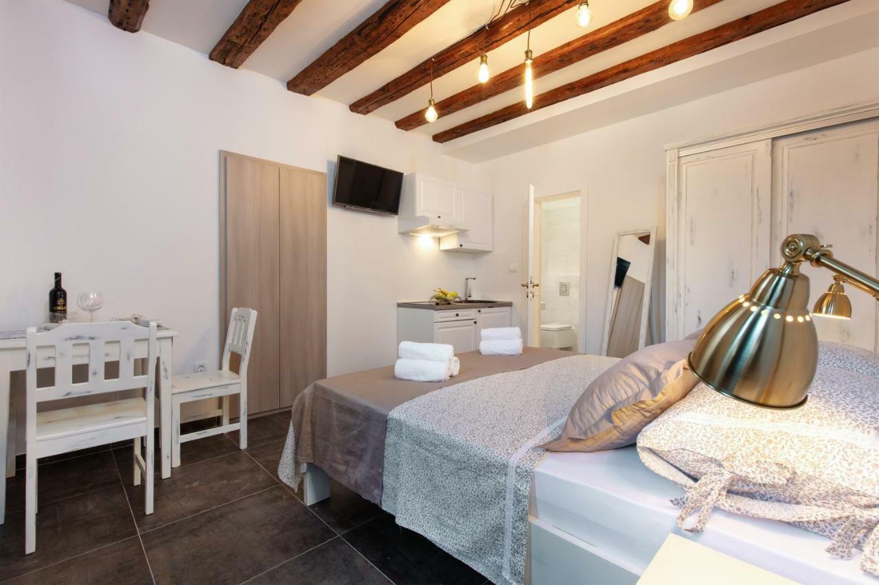 Studio Apartments Insula Split Bagian luar foto