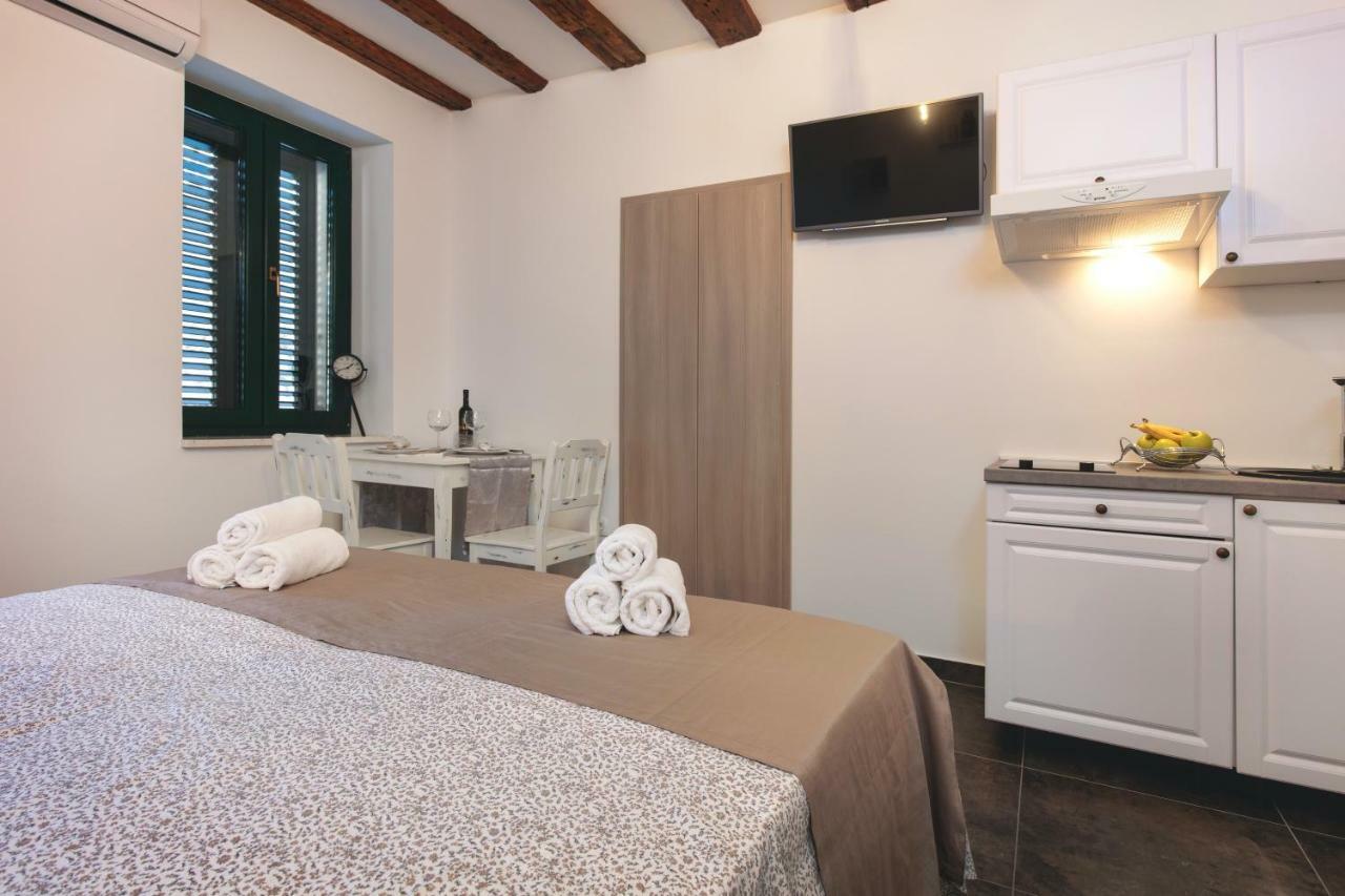 Studio Apartments Insula Split Bagian luar foto