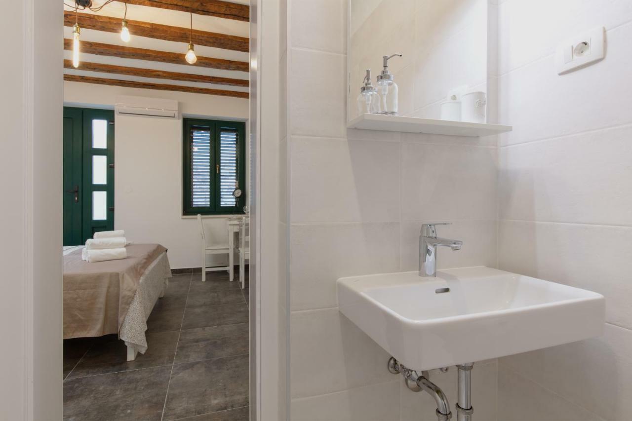 Studio Apartments Insula Split Bagian luar foto